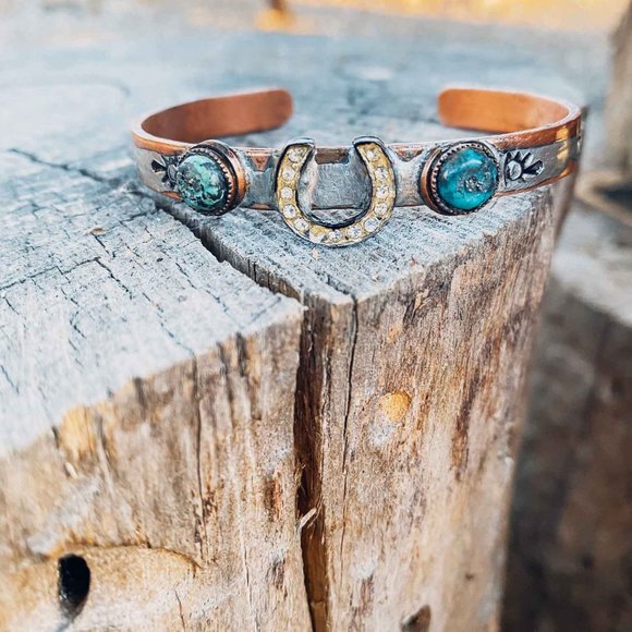 Lucky Horseshoe Turquoise Cuff - Picture 4 of 4